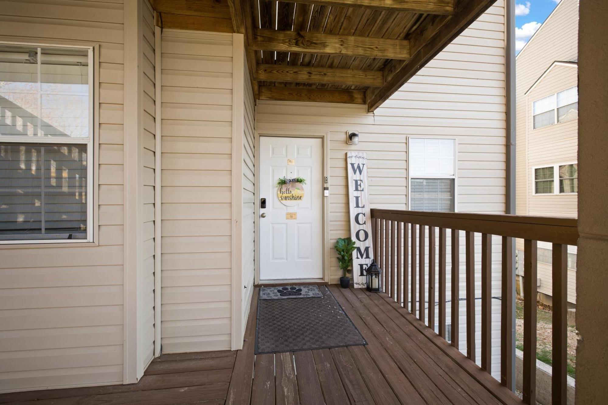 בראנסון Walk-In, No Stairs Condo, Pets Welcome, 4 Mins To Silver Dollar City, 14 Mins To Ball Park Of America, Amazing Ozark Mountian Views מראה חיצוני תמונה