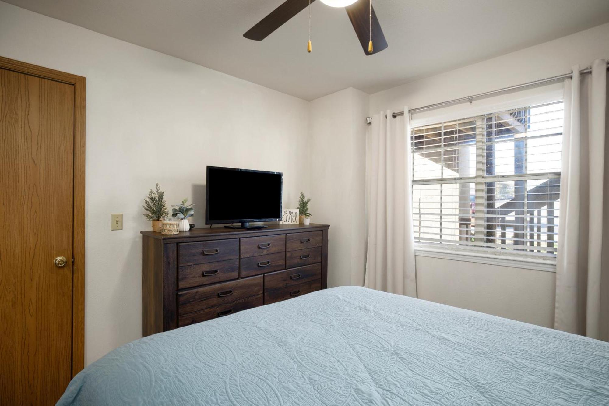 בראנסון Walk-In, No Stairs Condo, Pets Welcome, 4 Mins To Silver Dollar City, 14 Mins To Ball Park Of America, Amazing Ozark Mountian Views מראה חיצוני תמונה