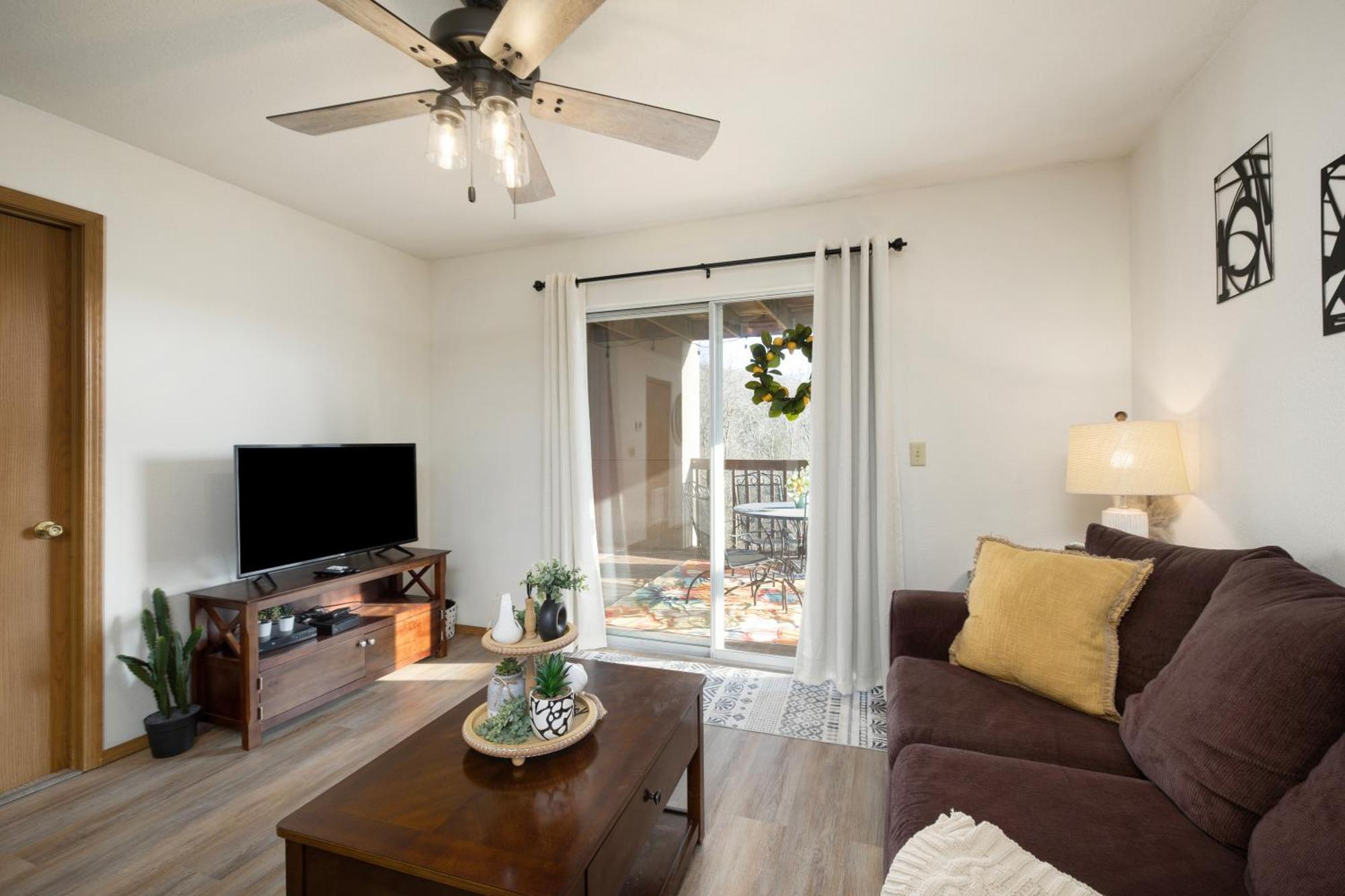 בראנסון Walk-In, No Stairs Condo, Pets Welcome, 4 Mins To Silver Dollar City, 14 Mins To Ball Park Of America, Amazing Ozark Mountian Views מראה חיצוני תמונה