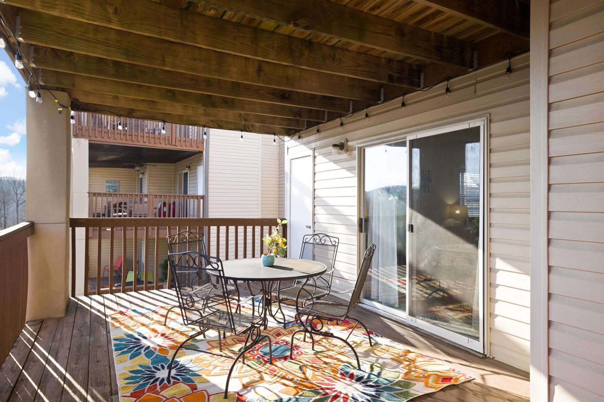 בראנסון Walk-In, No Stairs Condo, Pets Welcome, 4 Mins To Silver Dollar City, 14 Mins To Ball Park Of America, Amazing Ozark Mountian Views מראה חיצוני תמונה