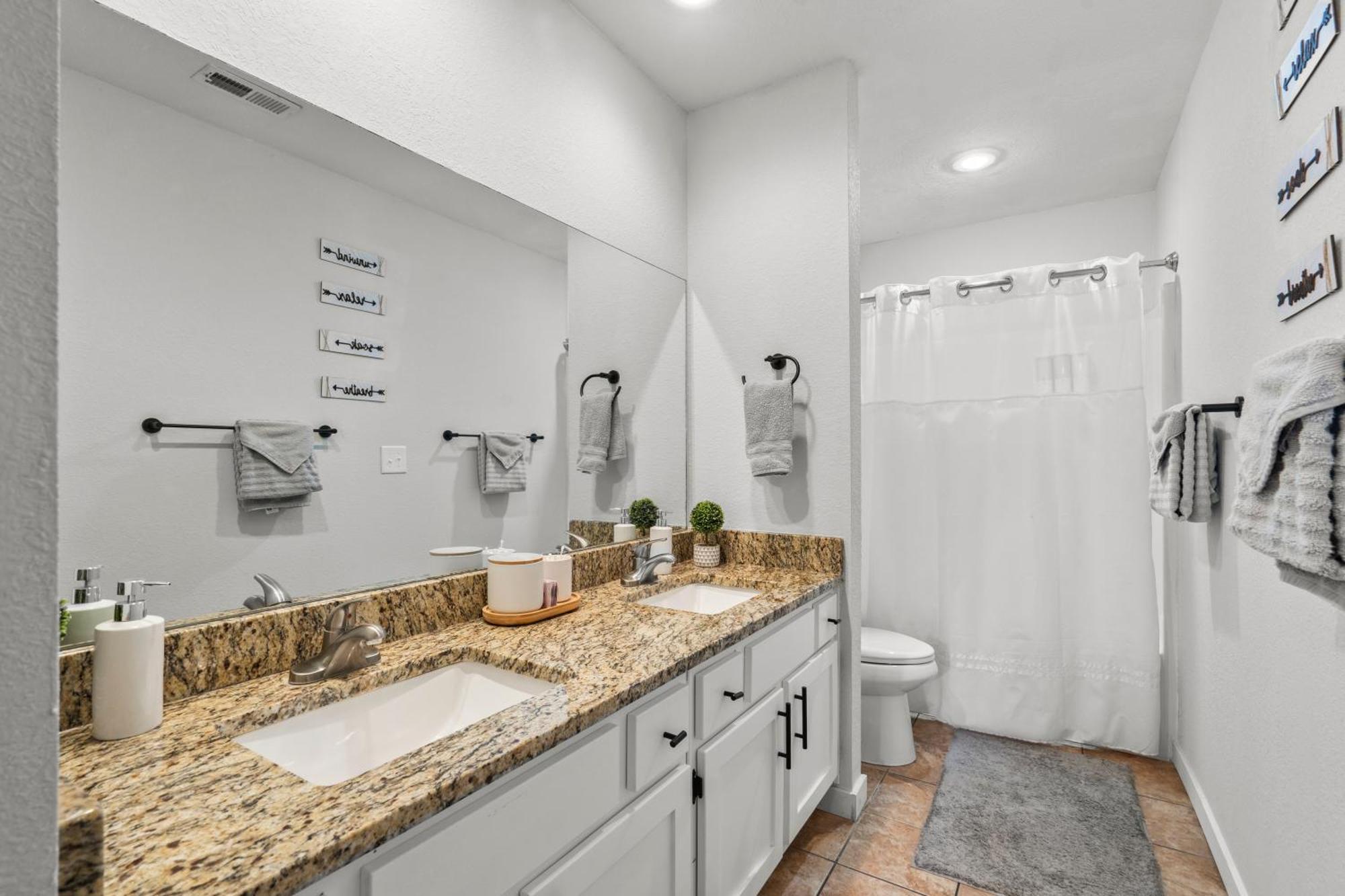 בראנסון Walk-In, No Stairs Condo, Pets Welcome, 4 Mins To Silver Dollar City, 14 Mins To Ball Park Of America, Amazing Ozark Mountian Views מראה חיצוני תמונה