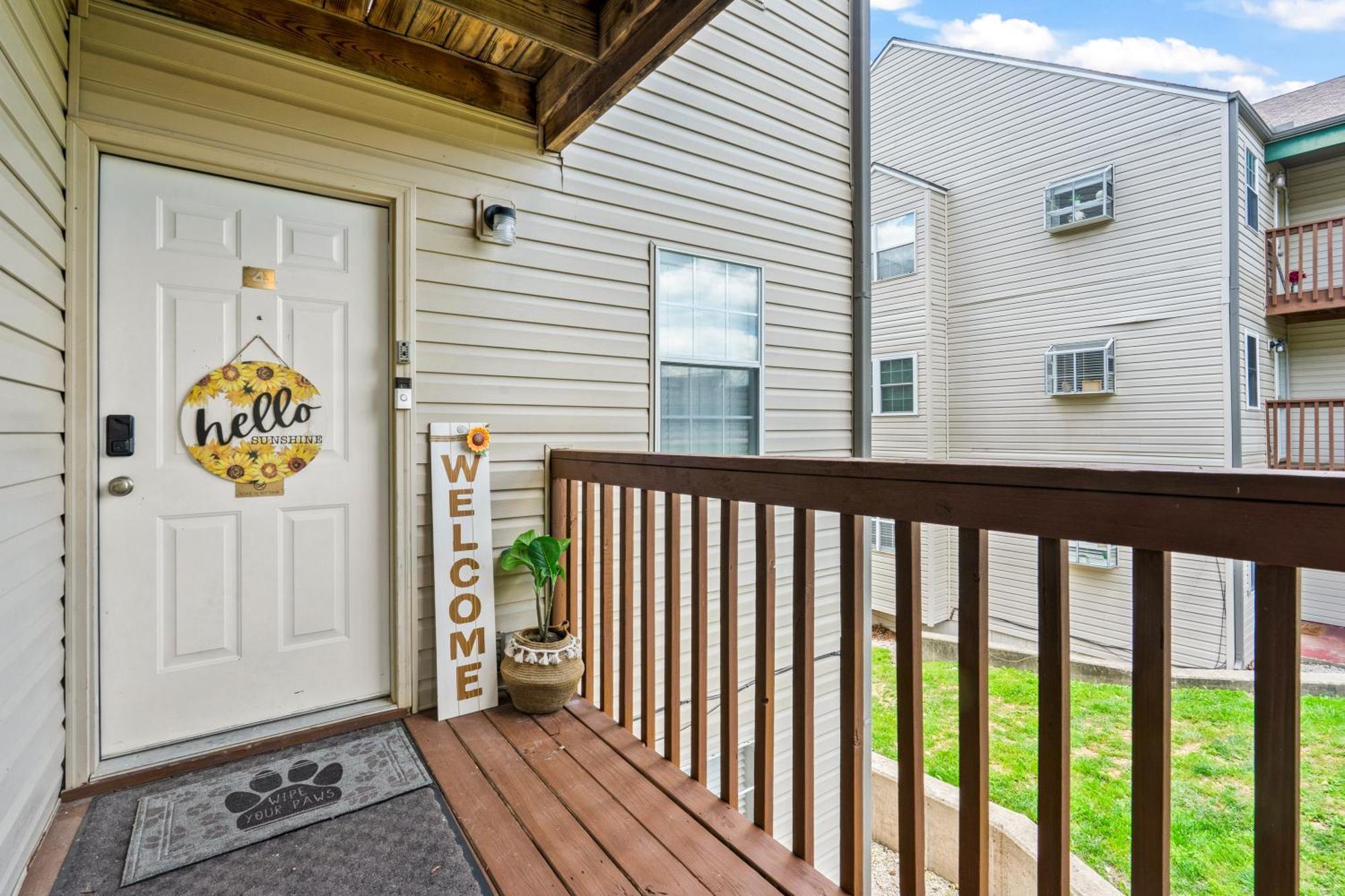 בראנסון Walk-In, No Stairs Condo, Pets Welcome, 4 Mins To Silver Dollar City, 14 Mins To Ball Park Of America, Amazing Ozark Mountian Views מראה חיצוני תמונה